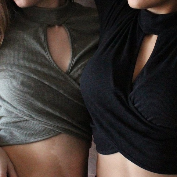 🎧Keyhole crop top🎧 - Picture 3 of 7